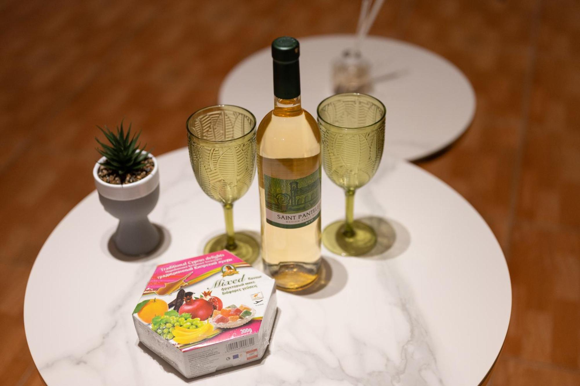 Napa Centrale Suites 아이아 나파 외부 사진